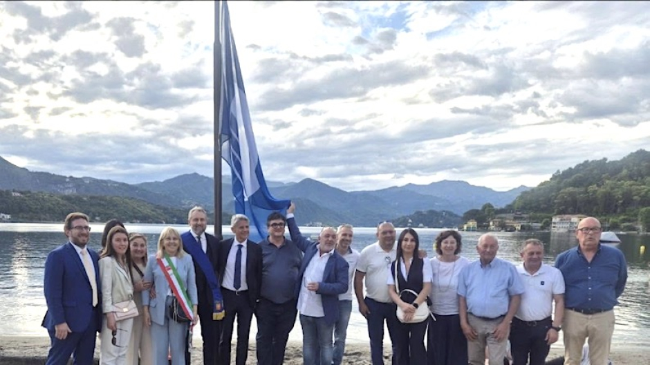 Gozzano, issata ufficialmente la Bandiera Blu al Lido